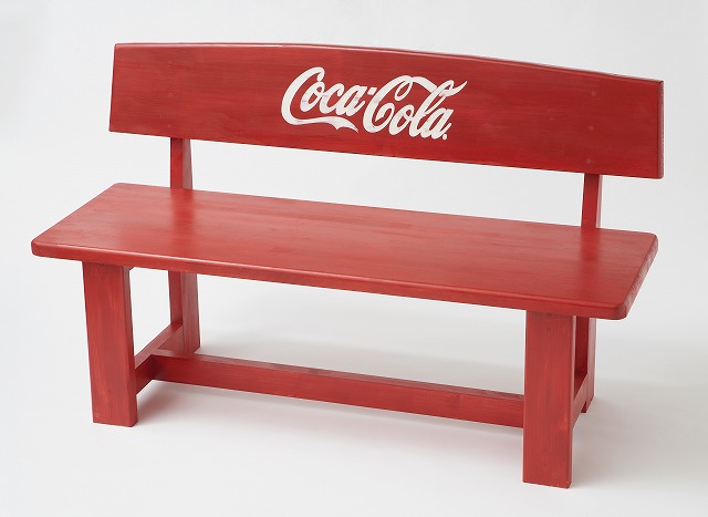 コカ・コーラ木製ベンチの製作 – 木箱、店舗什器など木製品の国産製造メーカーMAEDA CRAFTの通信販売